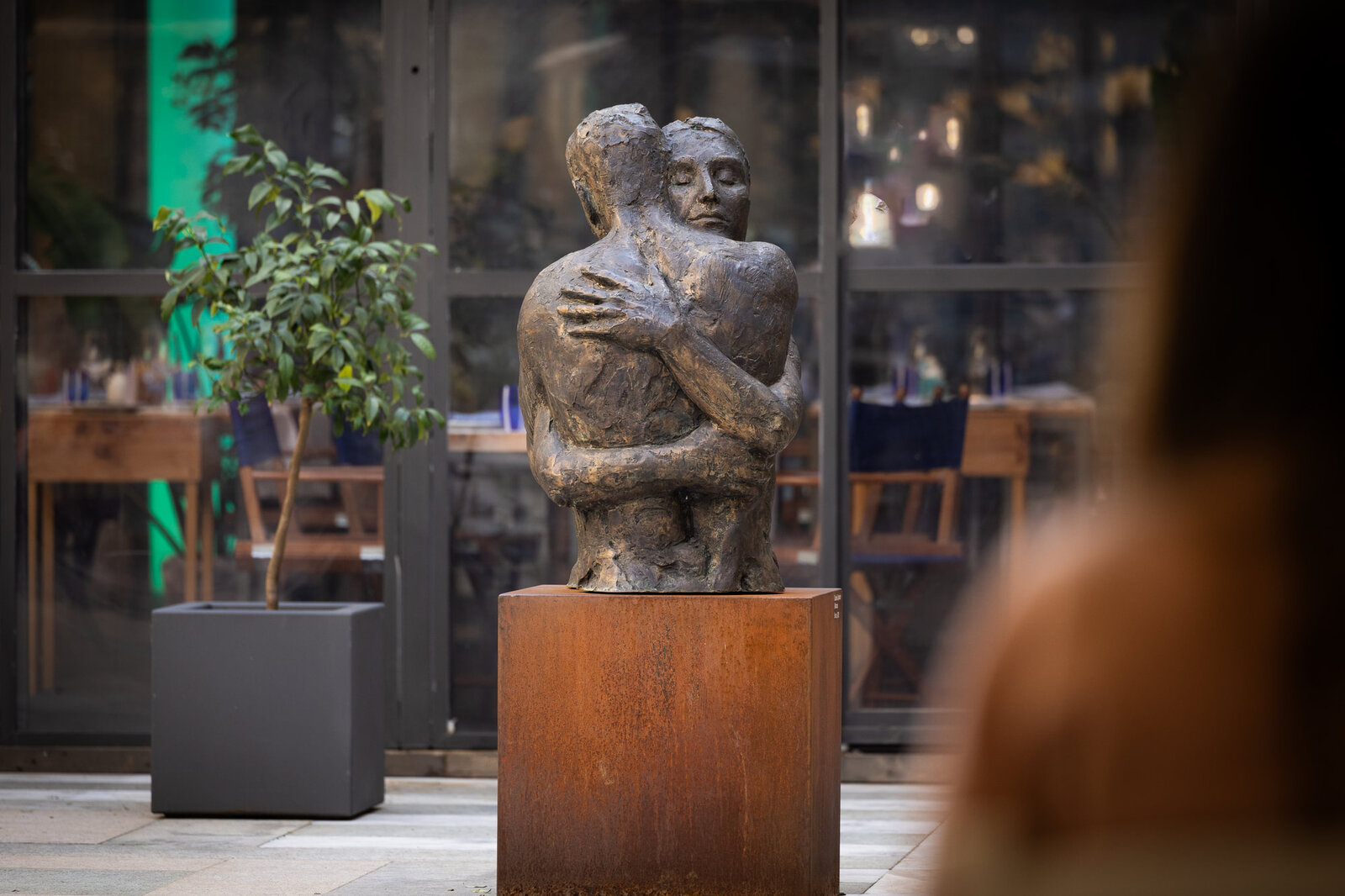 La statua Abbraccio di Gabriela Spector nel Quartiere Maghetti