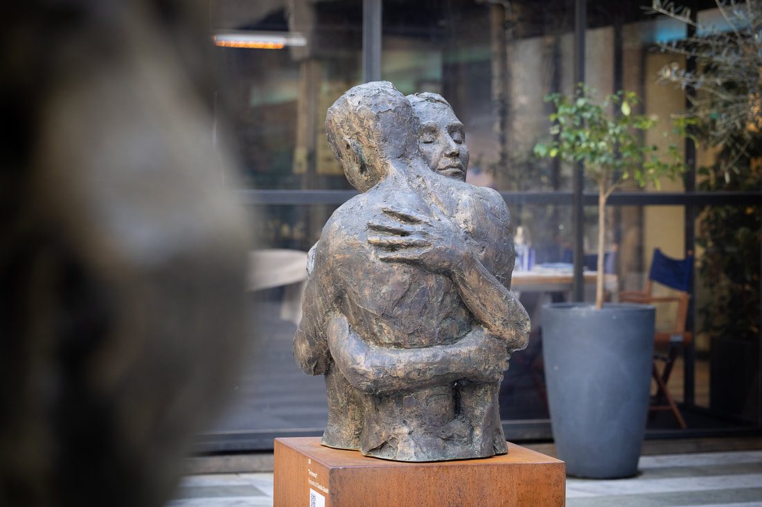 La scultura Abbraccio di Nag Arnoldi