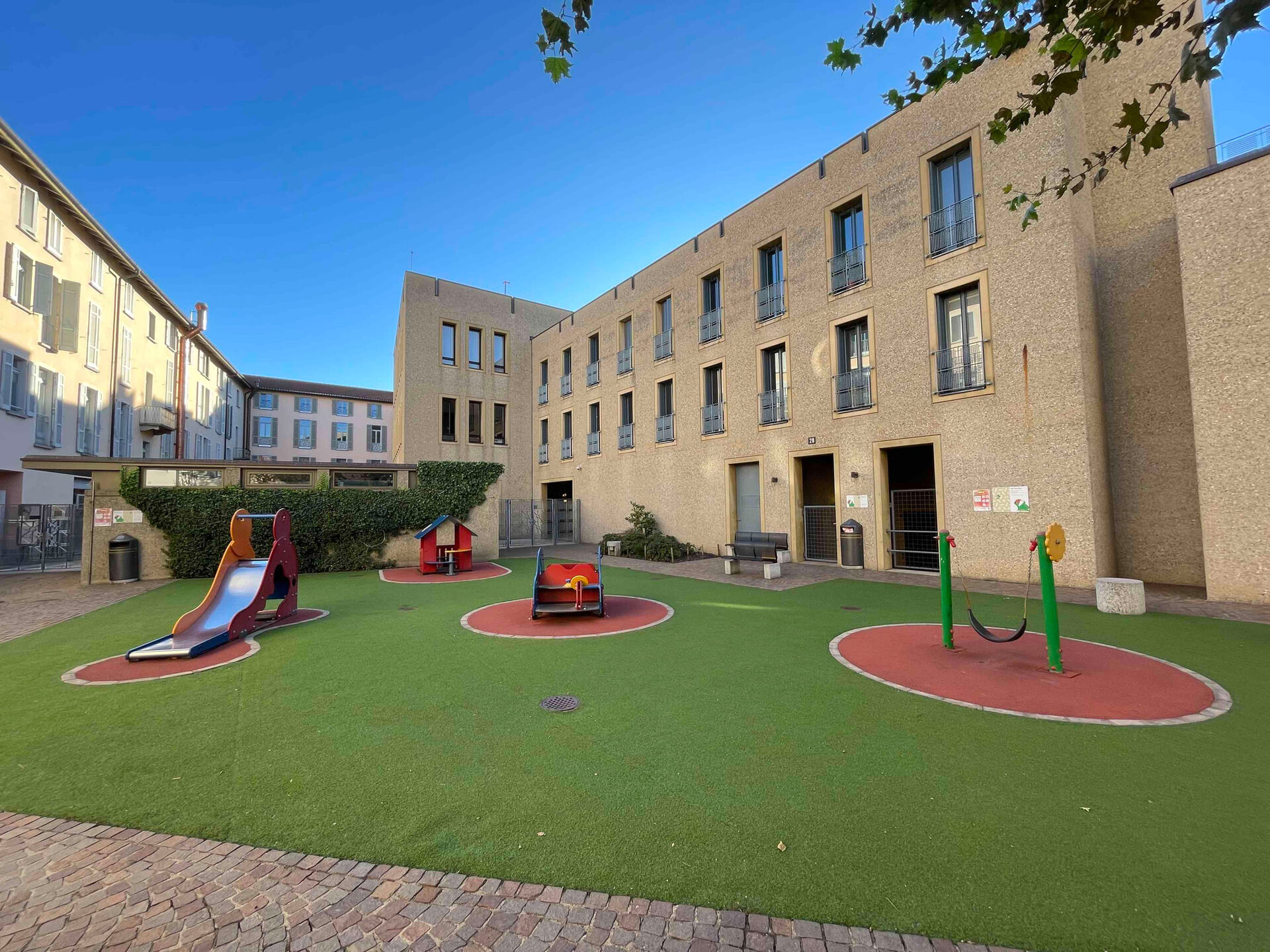 Il parco giochi del quartiere